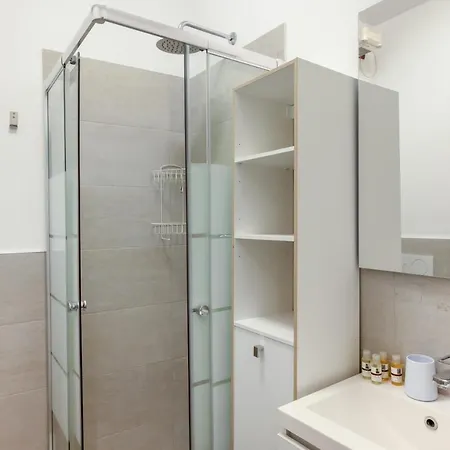Guesthost - Essential A 5 Min Da Piazza Dei Signori Apartment *